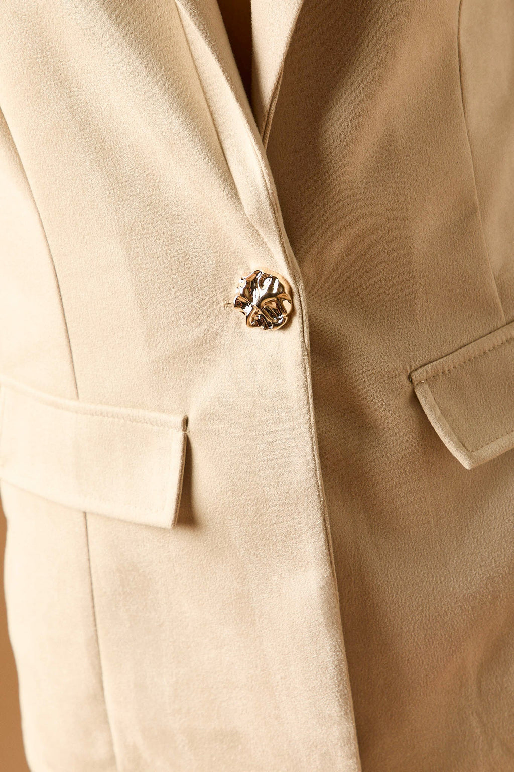 CHALECO BOTÓN EFECTO ANTE BEIGE