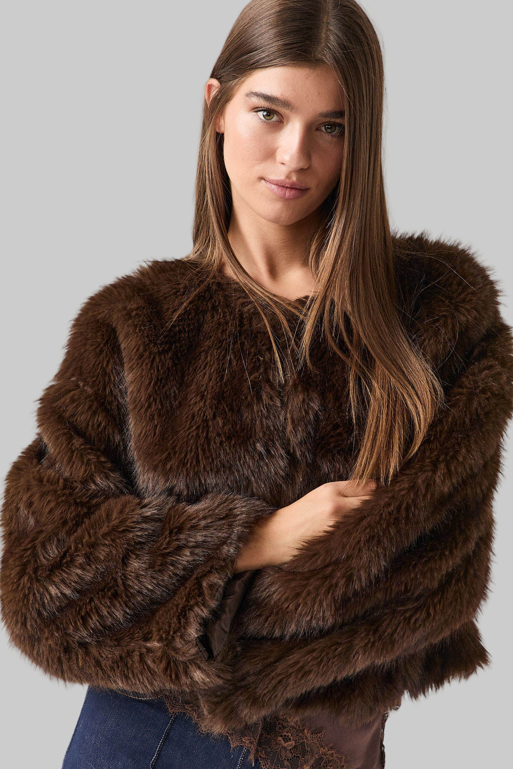 ABRIGO CORTO PELO MARRÓN