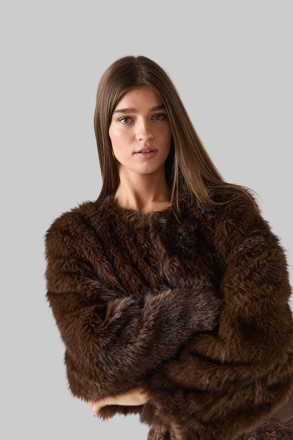 ABRIGO CORTO PELO MARRÓN