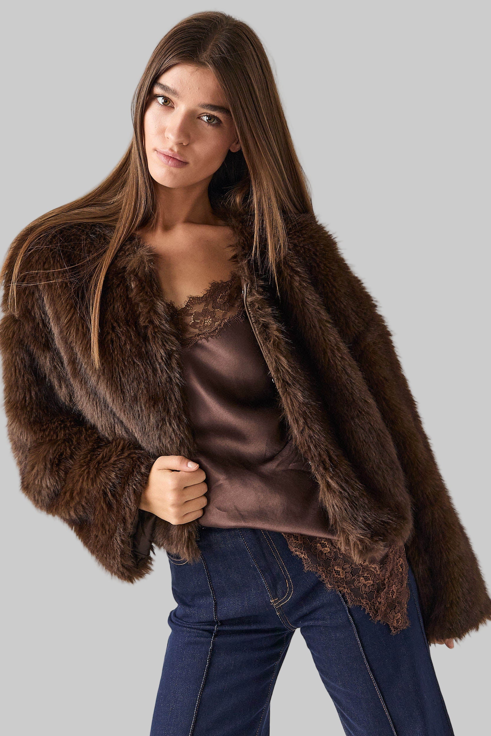 ABRIGO CORTO PELO MARRÓN