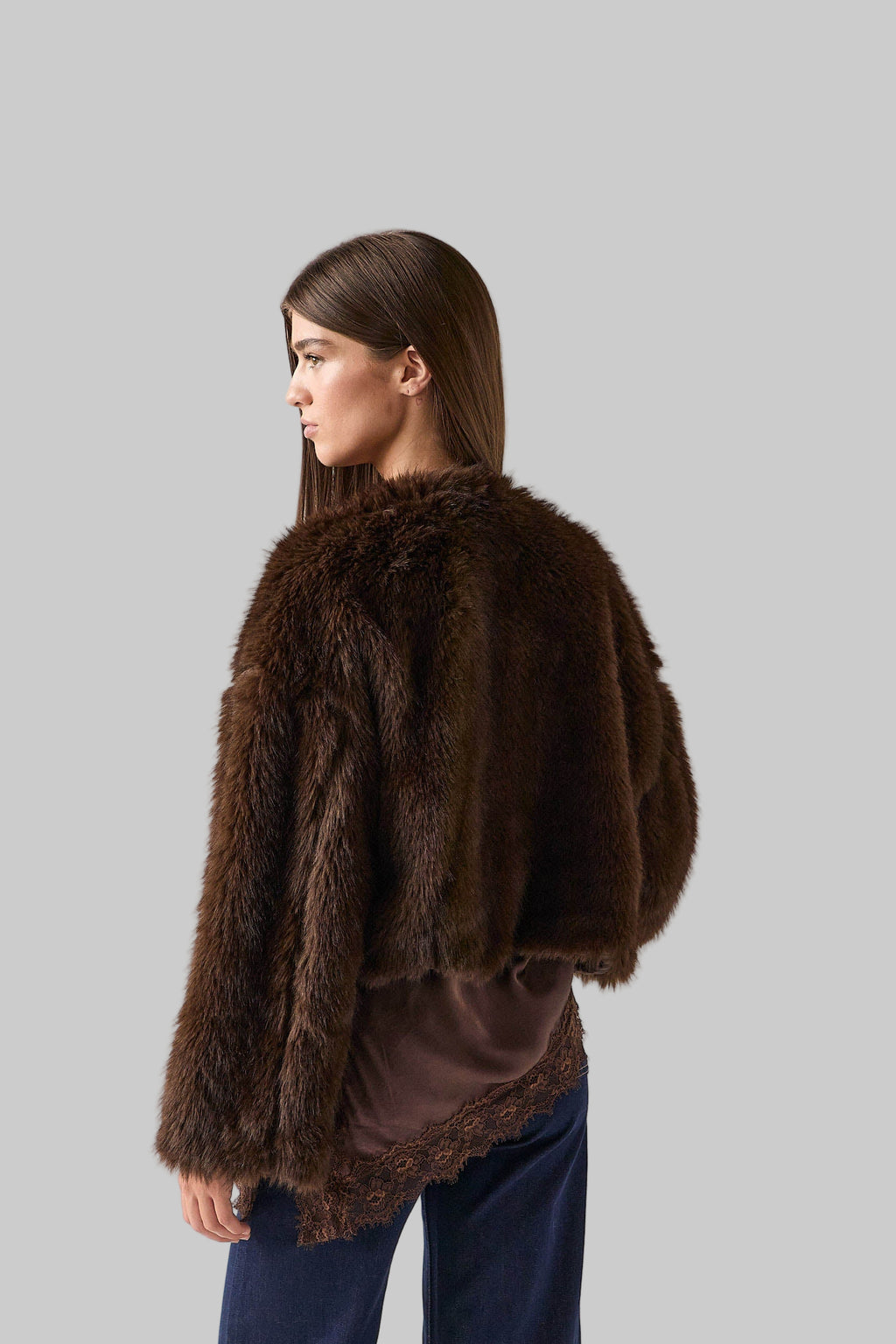 ABRIGO CORTO PELO MARRÓN