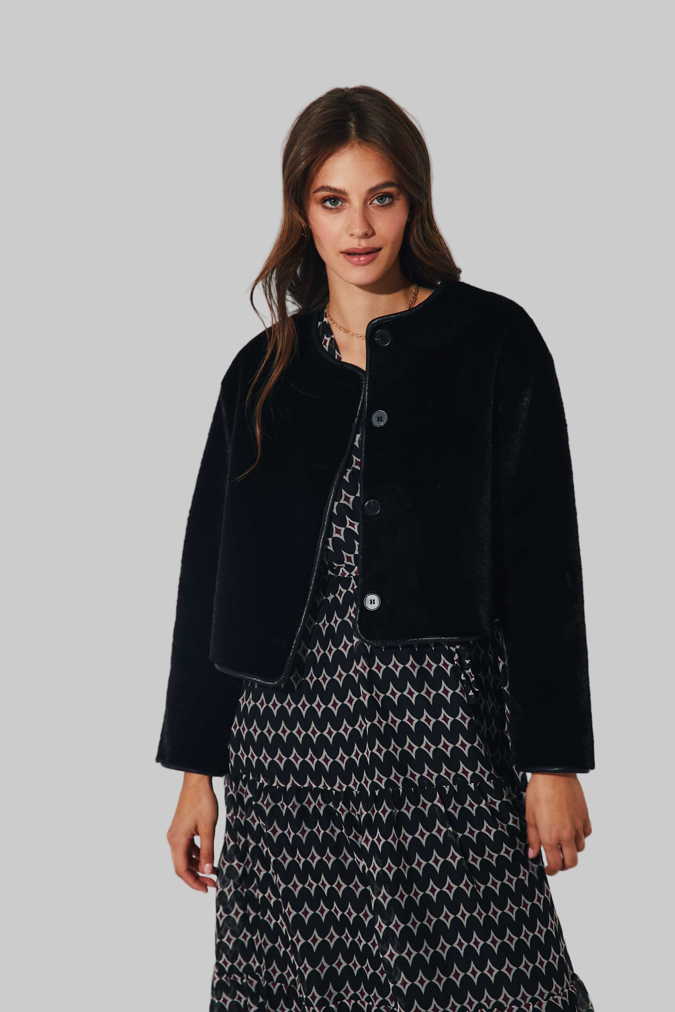 ABRIGO CORTO DE PELO NEGRO