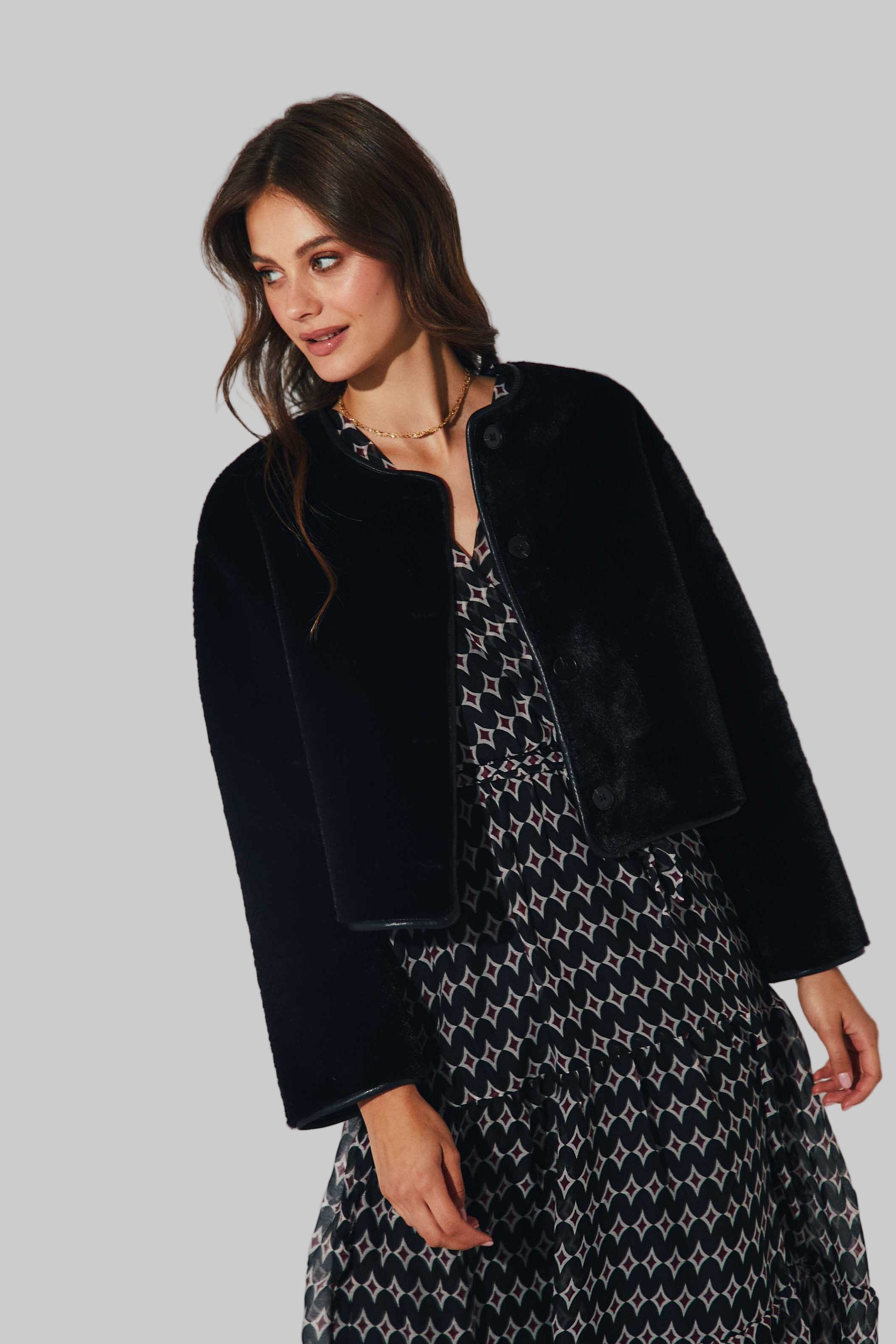 ABRIGO CORTO DE PELO NEGRO