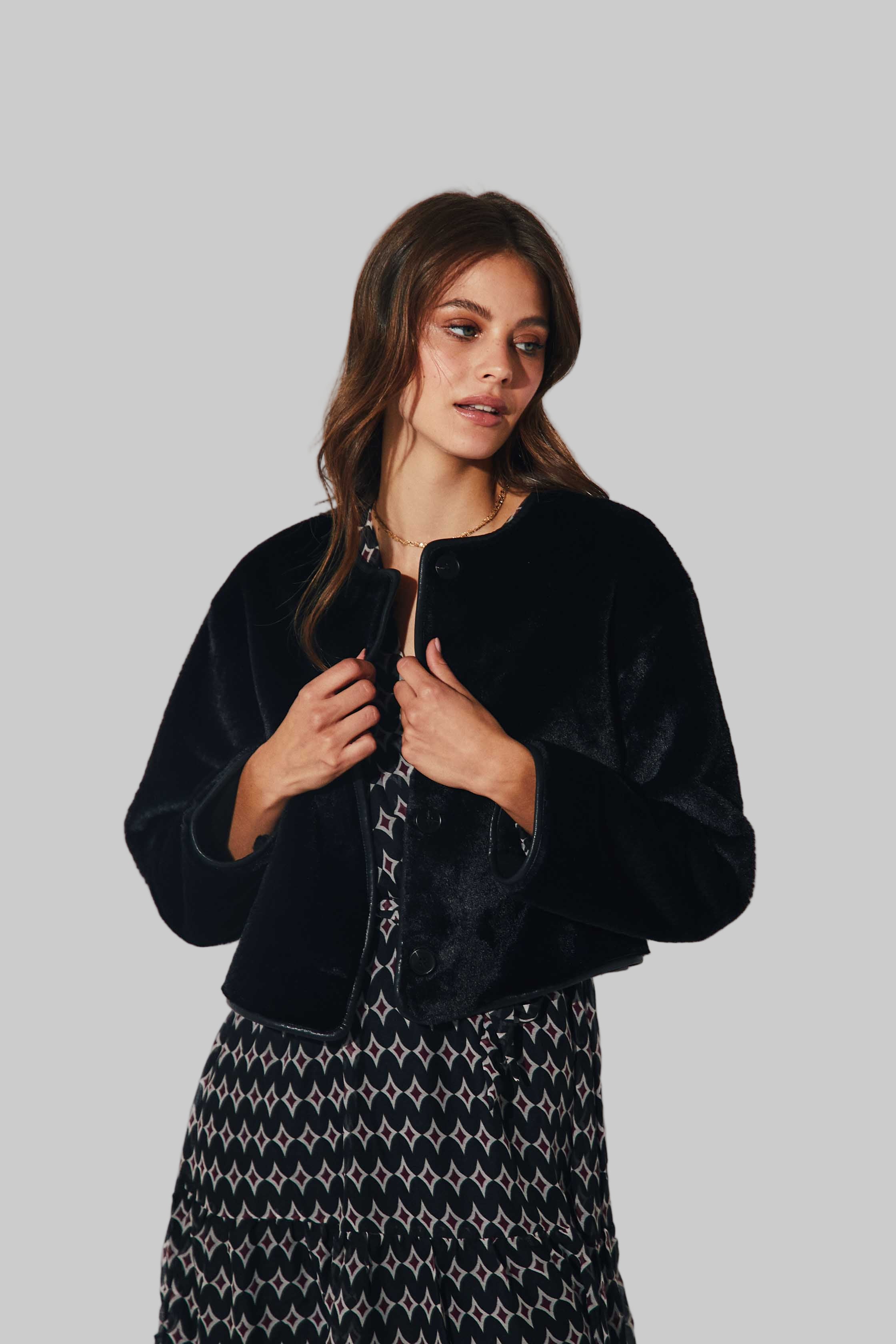 ABRIGO CORTO DE PELO NEGRO