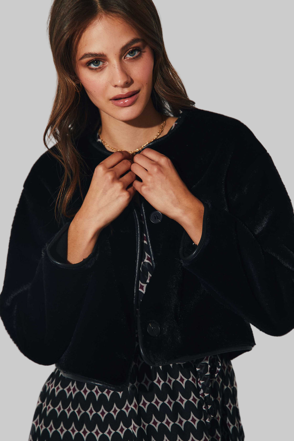 ABRIGO CORTO DE PELO NEGRO