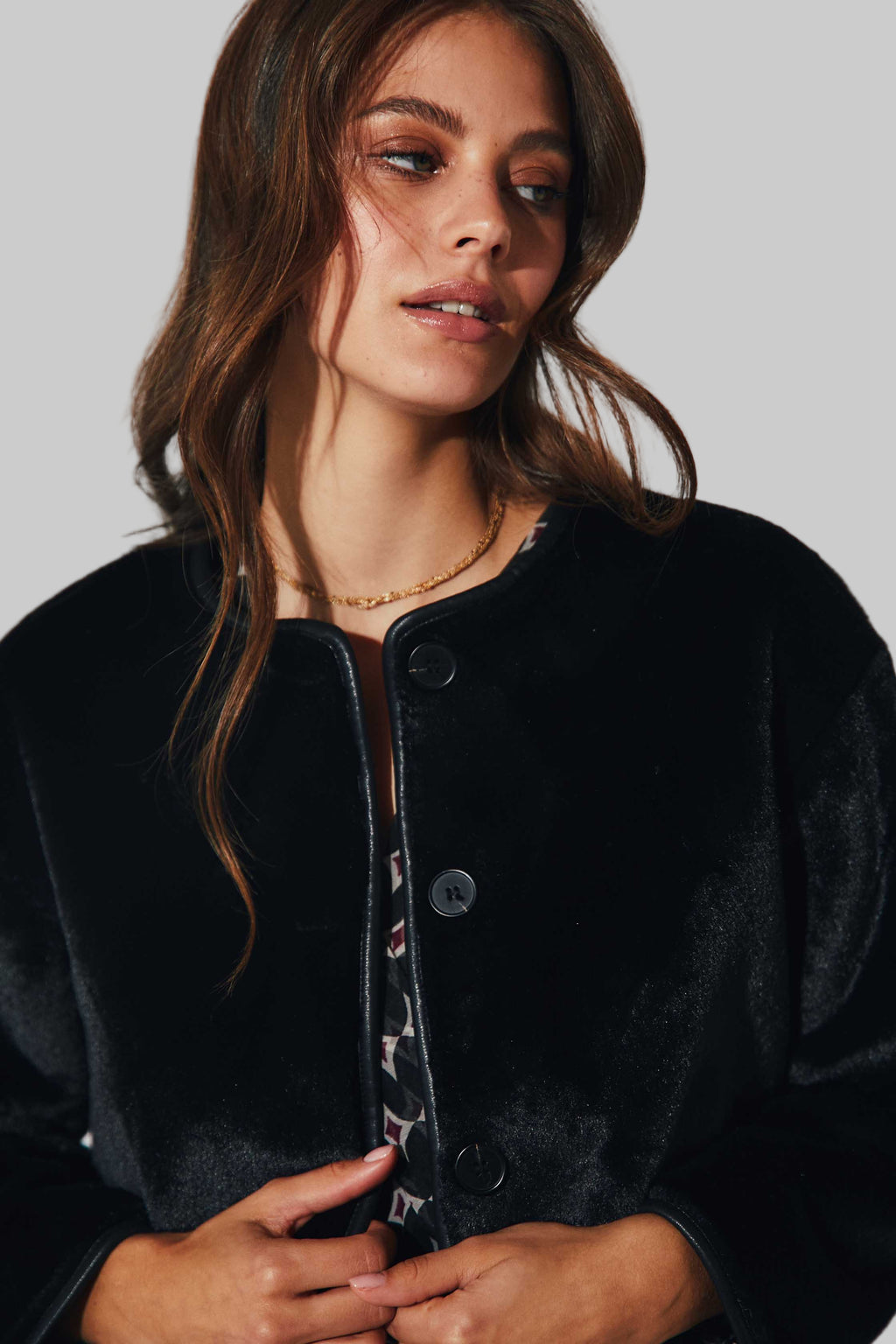 ABRIGO CORTO DE PELO NEGRO