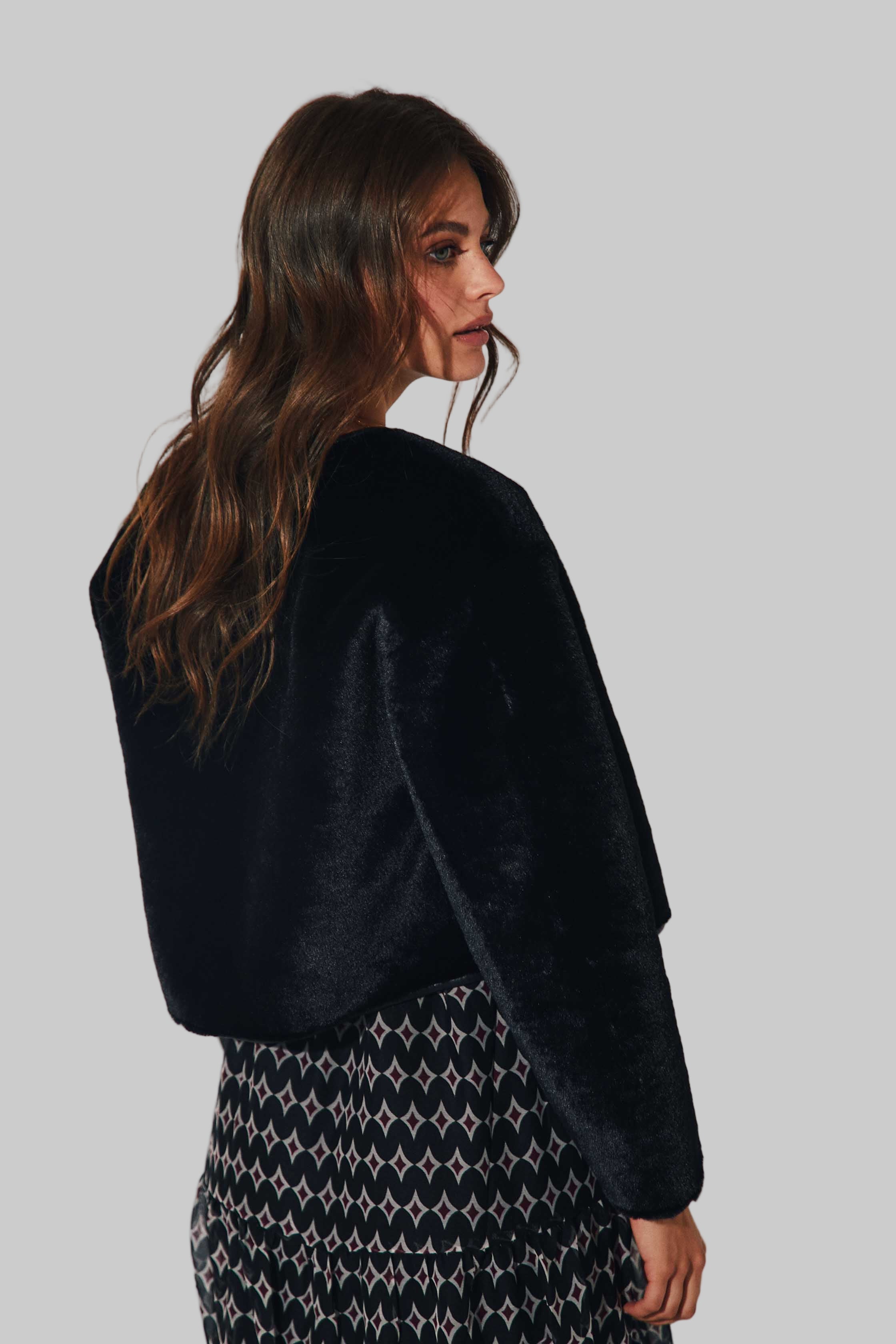 ABRIGO CORTO DE PELO NEGRO